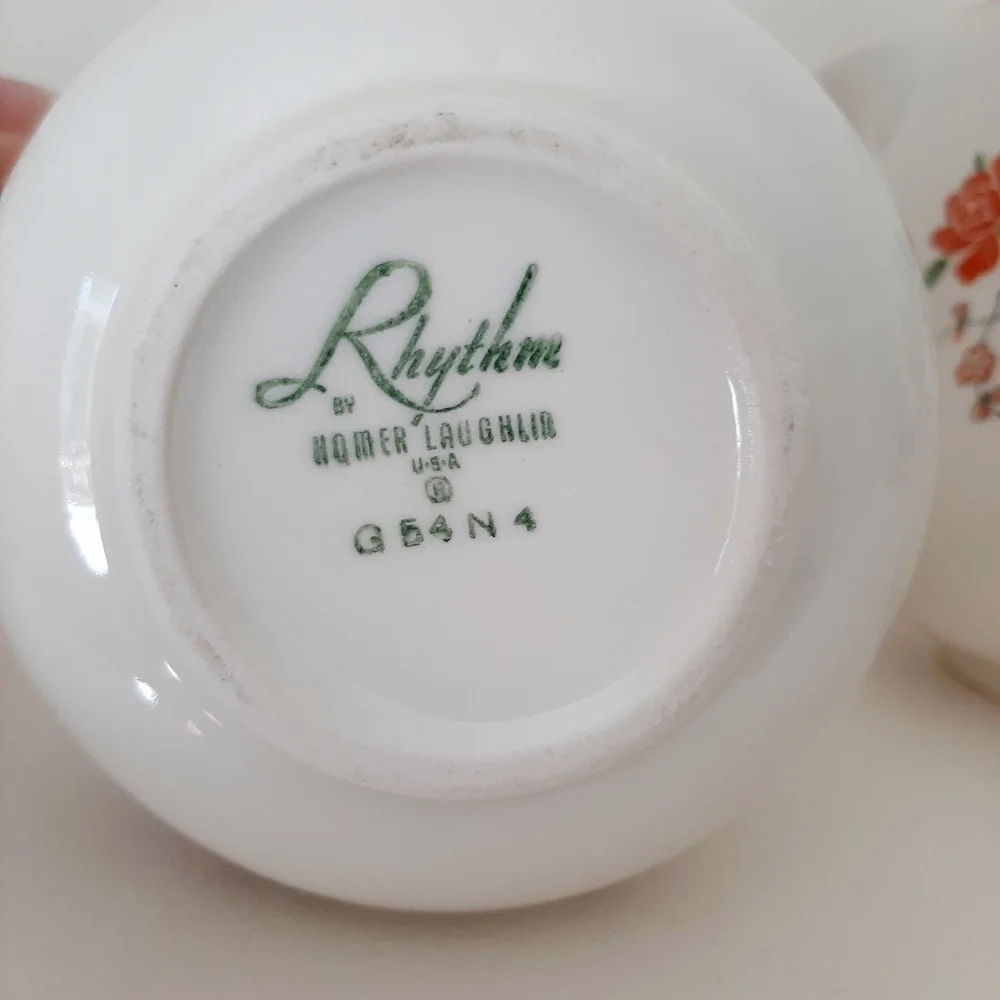 VTG TEAPOT AND CREAMER SET